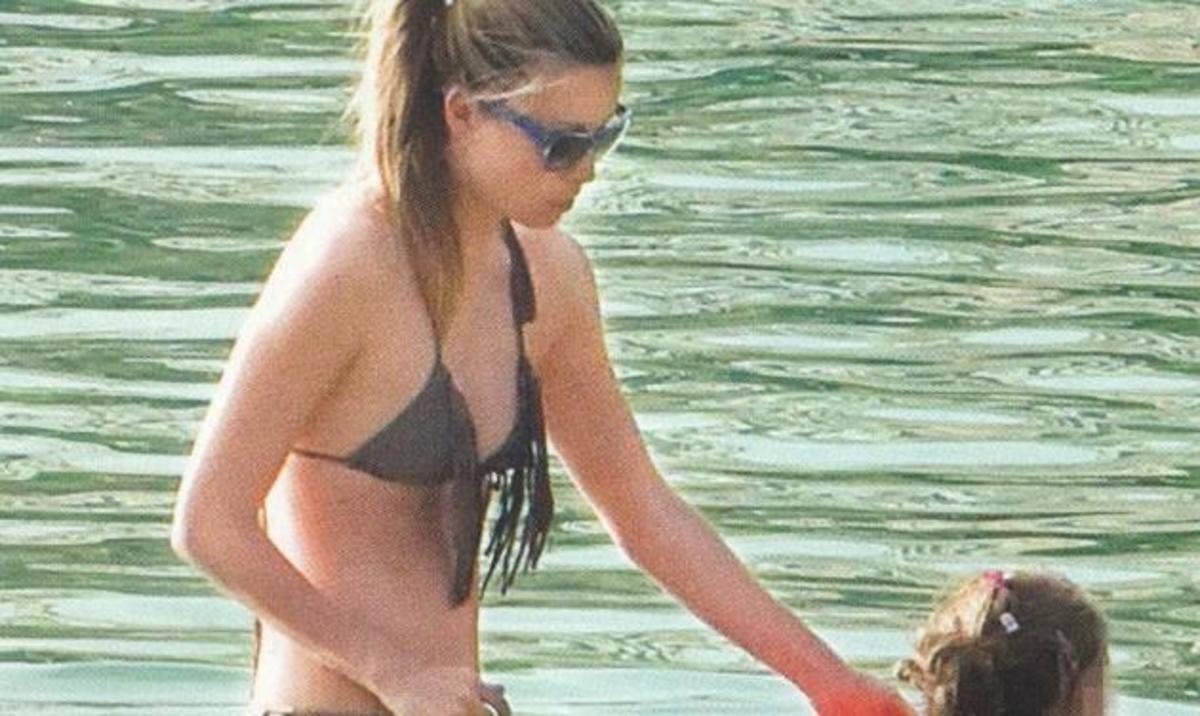 Μαριέττα Χρουσαλά: Με μικροσκοπικό μπικίνι και την  οικογένειά της στην παραλία!