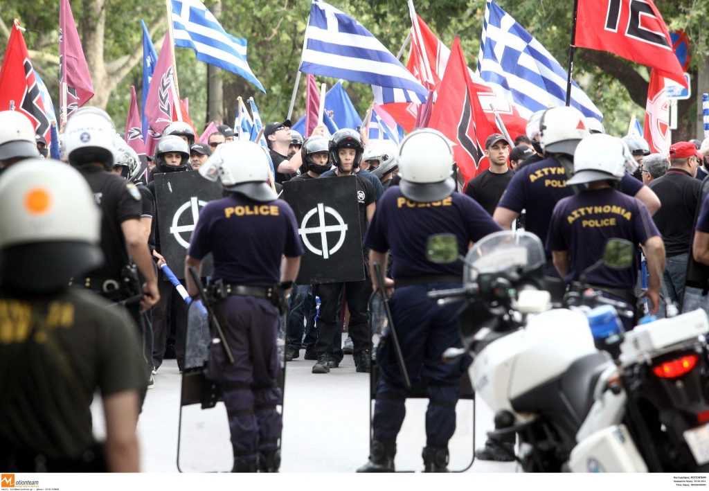 Συνελήφθη ειδικός φρουρός της ΔΙΑΣ, αναζητείται και γυναίκα αστυνομικός για την υπόθεση της Χρυσής Αυγής