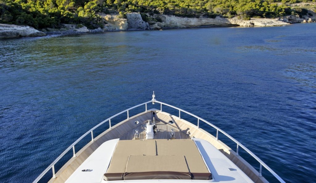 Βγήκε ολόγυμνος στην πλώρη του σκάφους να απολαύσει το μπλε της θάλασσας! ΦΩΤΟ