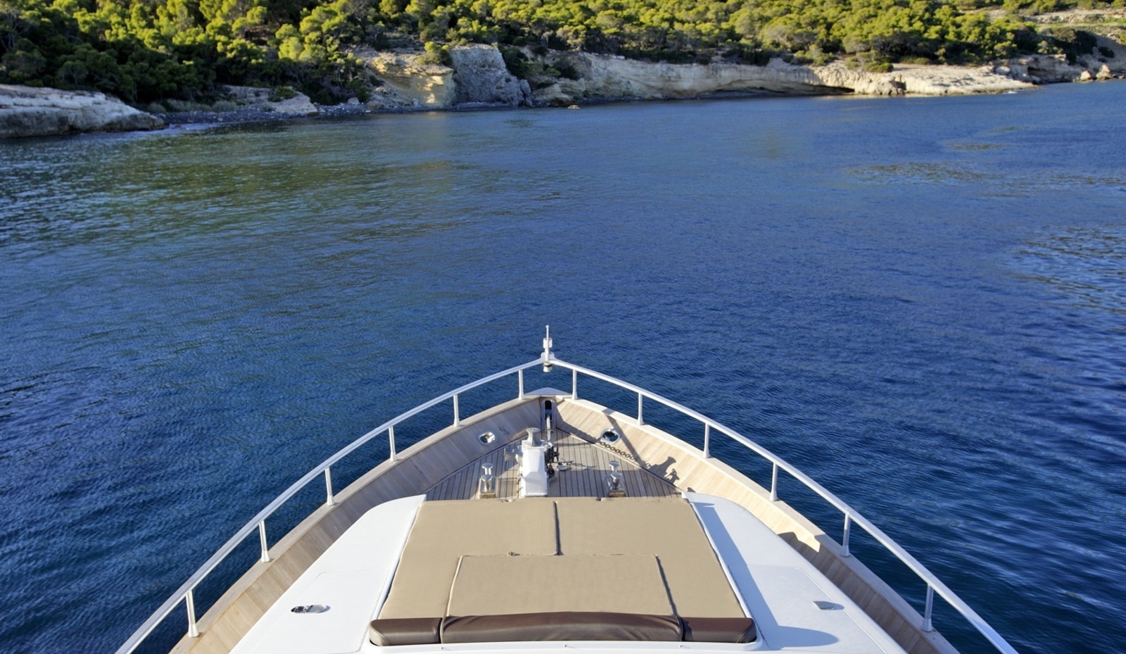 Βγήκε ολόγυμνος στην πλώρη του σκάφους να απολαύσει το μπλε της θάλασσας! ΦΩΤΟ