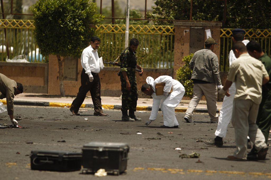Καμικάζι με στολή αστυνομικού σκοτώνει 96 ανθρώπους την Υεμένη