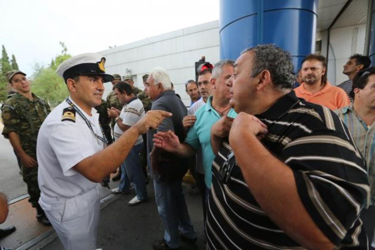 “Μην μας …ψεκάζετε”! Συγκέντρωση έξω από το ΥΕΘΑ από πολίτες για τους…ψεκασμούς