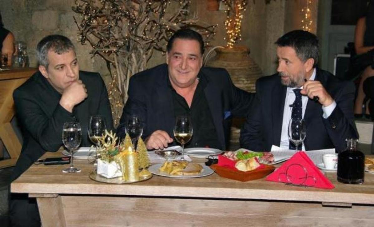 Στην υγειά μας ρε παιδιά: Δείτε φωτογραφίες από το γλέντι την παραμονή των Χριστουγέννων