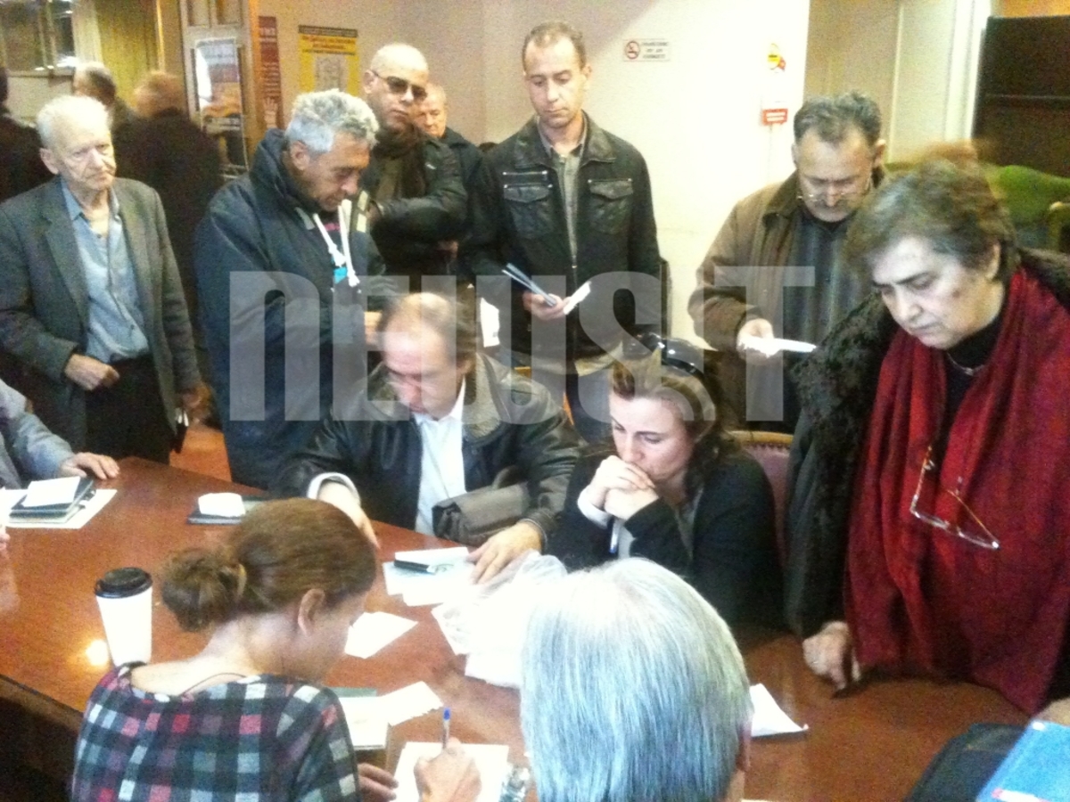 ΩΡΑ 09.40 Πάνω από 55 άτομα βρίσκονταν στην αναμονή για μια συνταγή ΦΩΤΟ NEWSIT