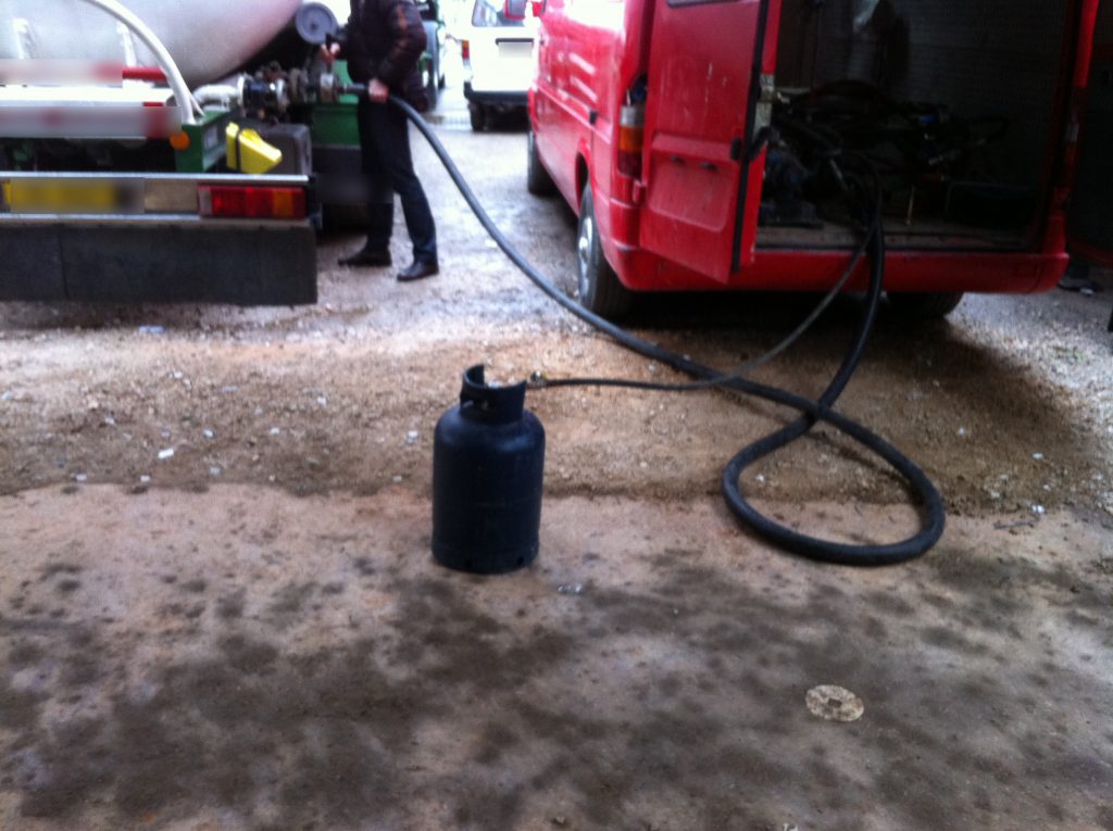 Παράνομο εμφιαλωτήριο υγραερίου στο Αιγάλεω με 1.211 φιάλες – ΦΩΤΟ