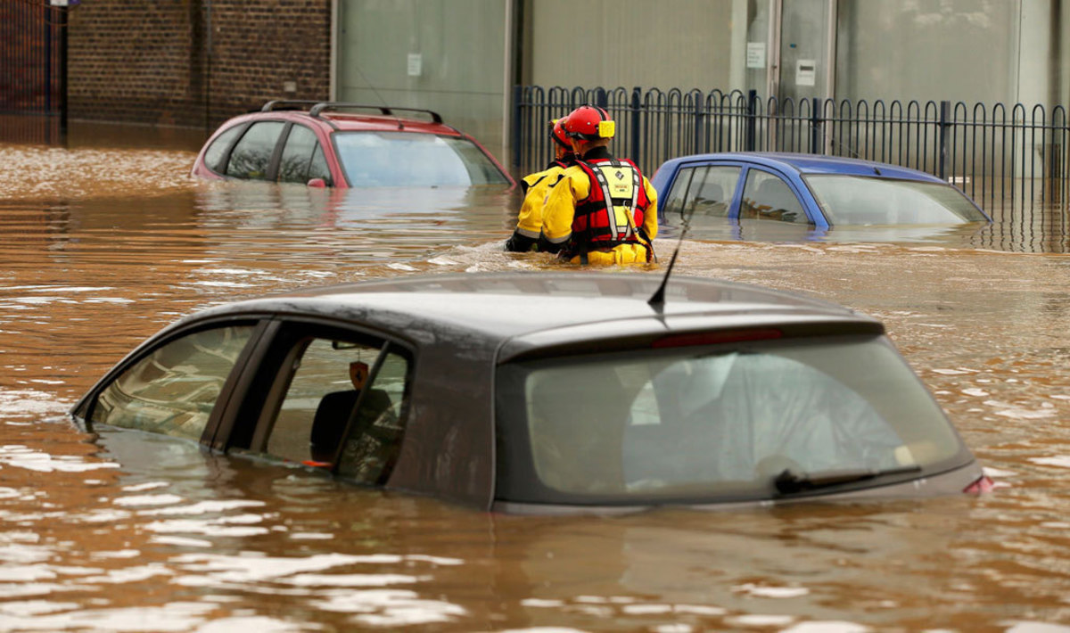 Εικόνες βιβλικής καταστροφής από τις πλημμύρες στη Βρετανία (ΦΩΤΟ)