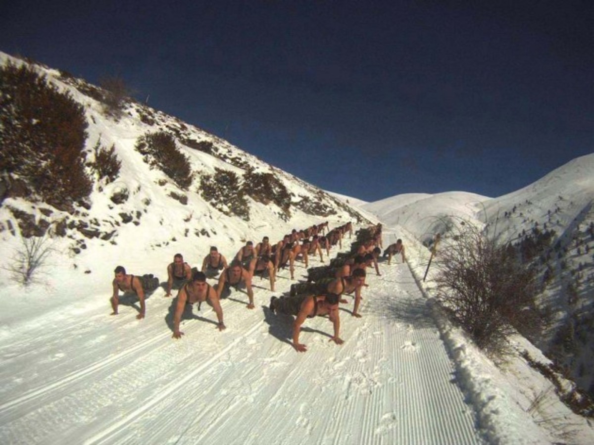 Γυμναστική στο χιόνι με το… φανελάκι! “Σκληροι” υπαξιωματικοί