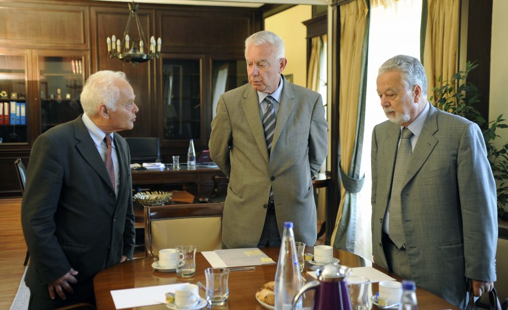 Σύσκεψη στο υπ. Εσωτερικών υπό τον πρωθυπουργό για το θέμα των εκλογών