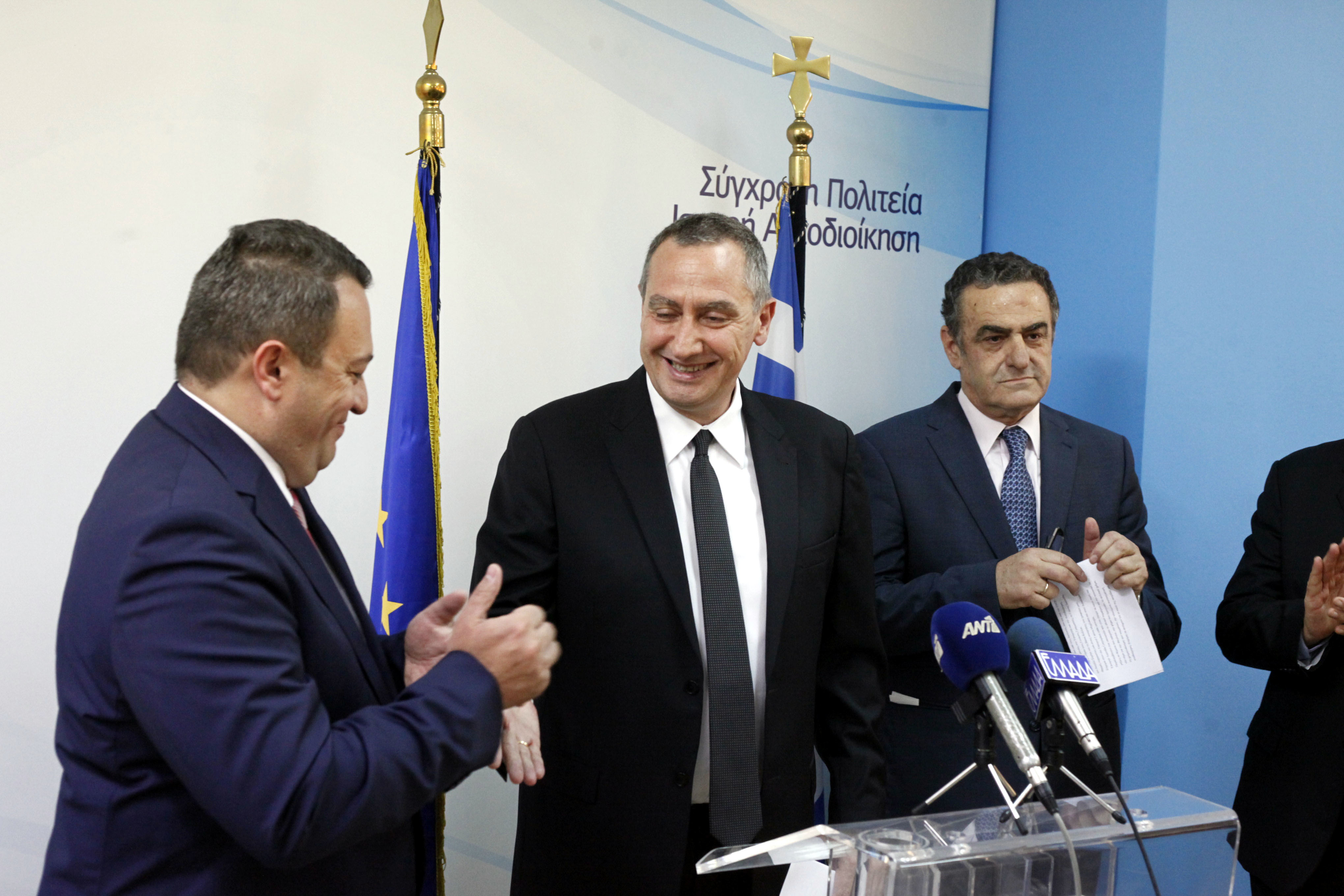Τα “πάρε – δώσε” των υπουργείων σε φωτό