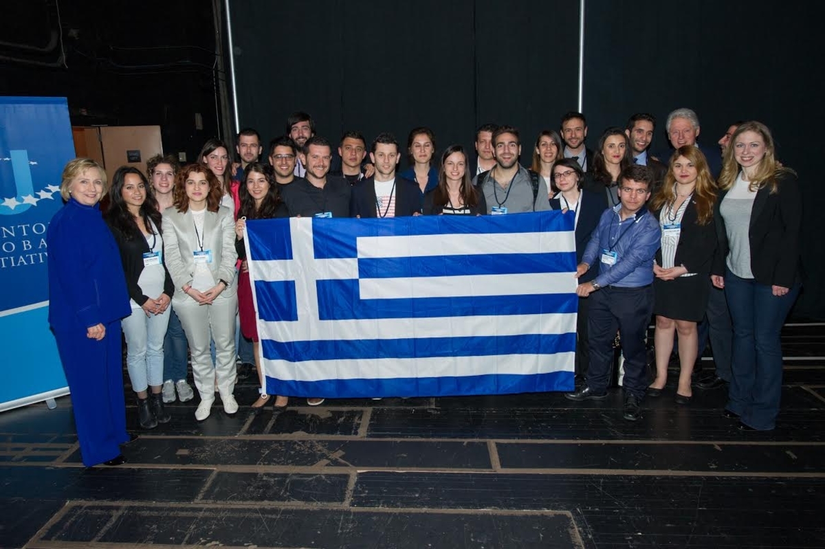 25 έλληνες φοιτητές υπότροφοι του Ιδρύματος Αγγελοπούλου δίπλα στους Κλίντον