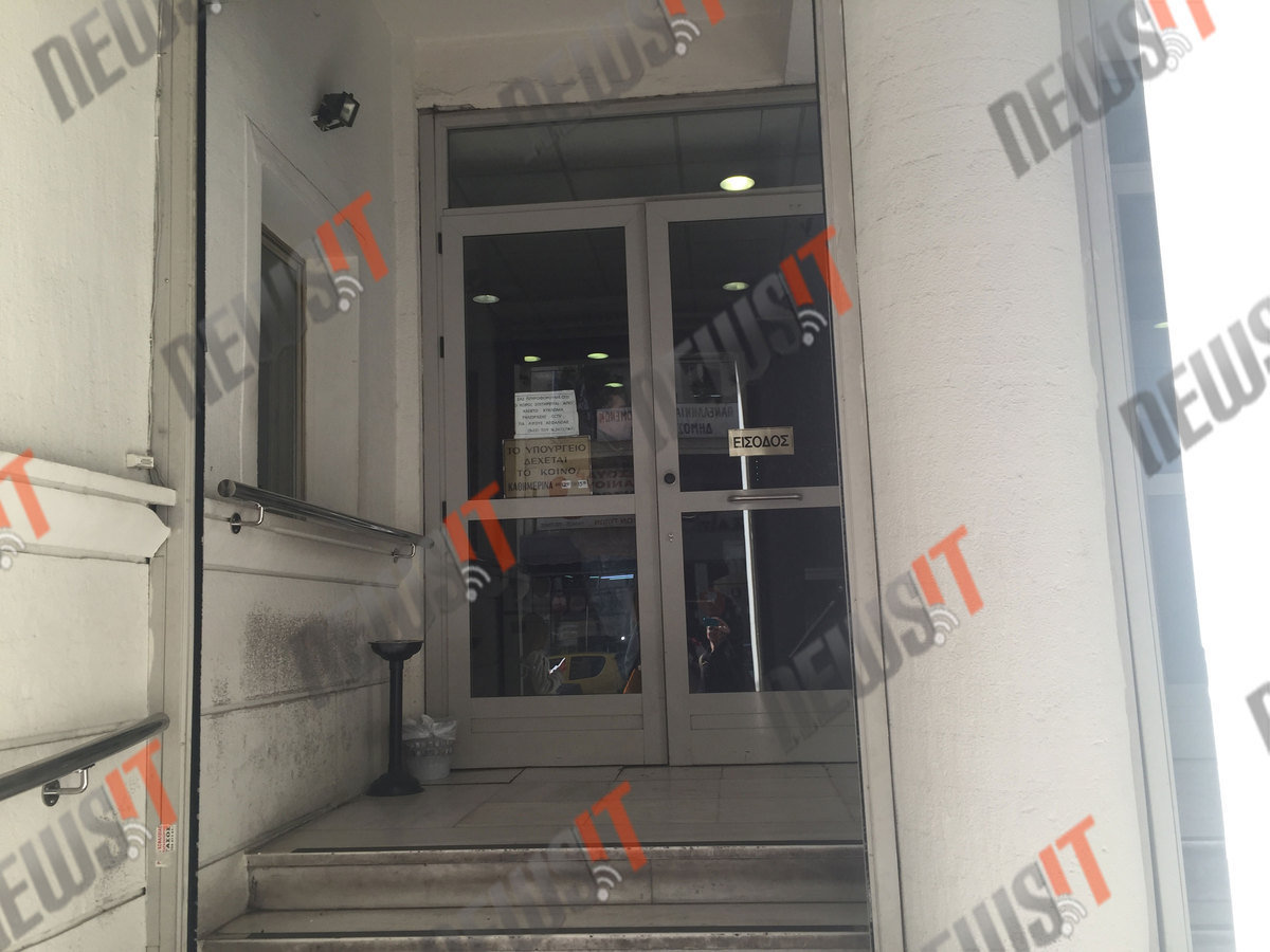 Από την πίσω πόρτα η ξαδέρφη του Πολάκη στο υπουργείο – “Πόρτα” στους δημοσιογράφους!