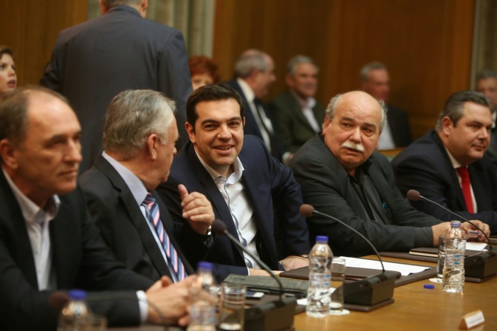 Οι εξ αριστερών και οι εκ δεξιών του Τσίπρα – Μέσα στο υπουργικό συμβούλιο (ΦΩΤΟ)
