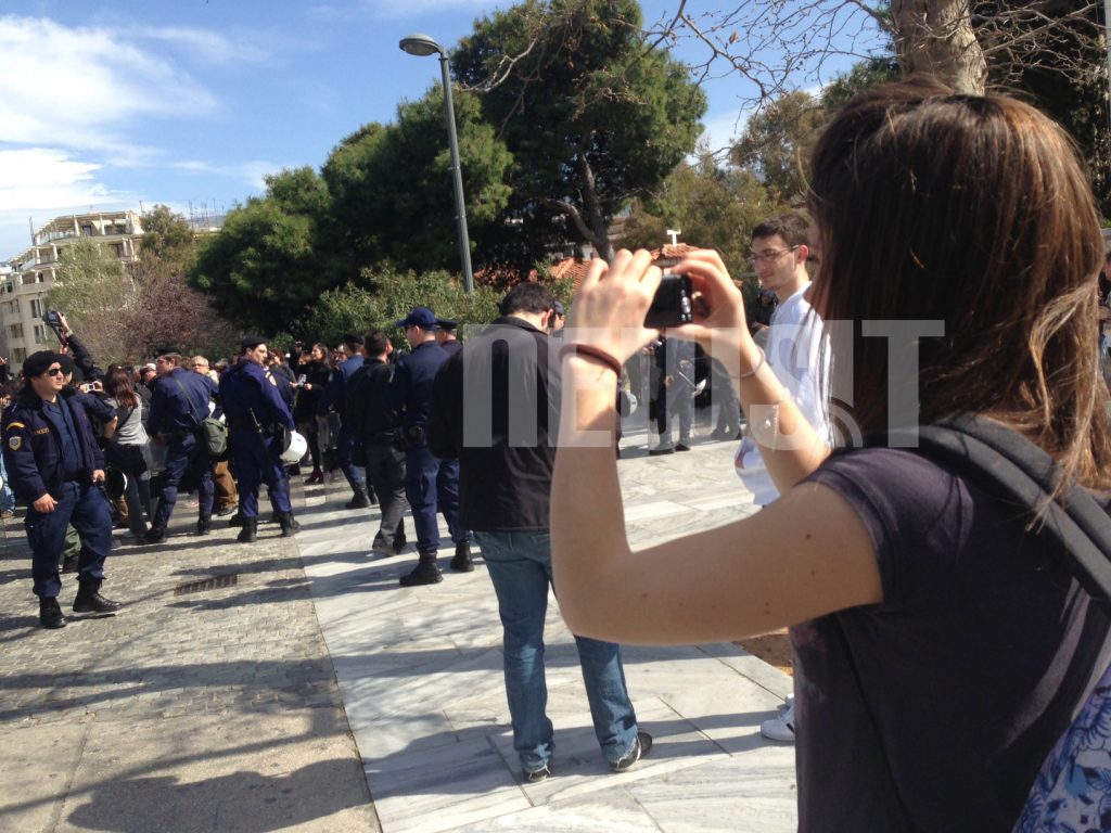 Η πορεία στο Μουσείο της Ακρόπολης έγινε… αξιοθέατο για τουρίστες!