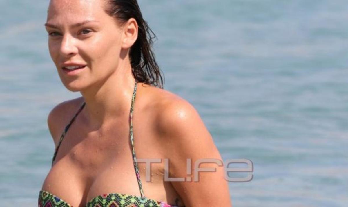 Υβόννη Μπόσνιακ: Με μπικίνι και χωρίς ρετούς στην παραλία!
