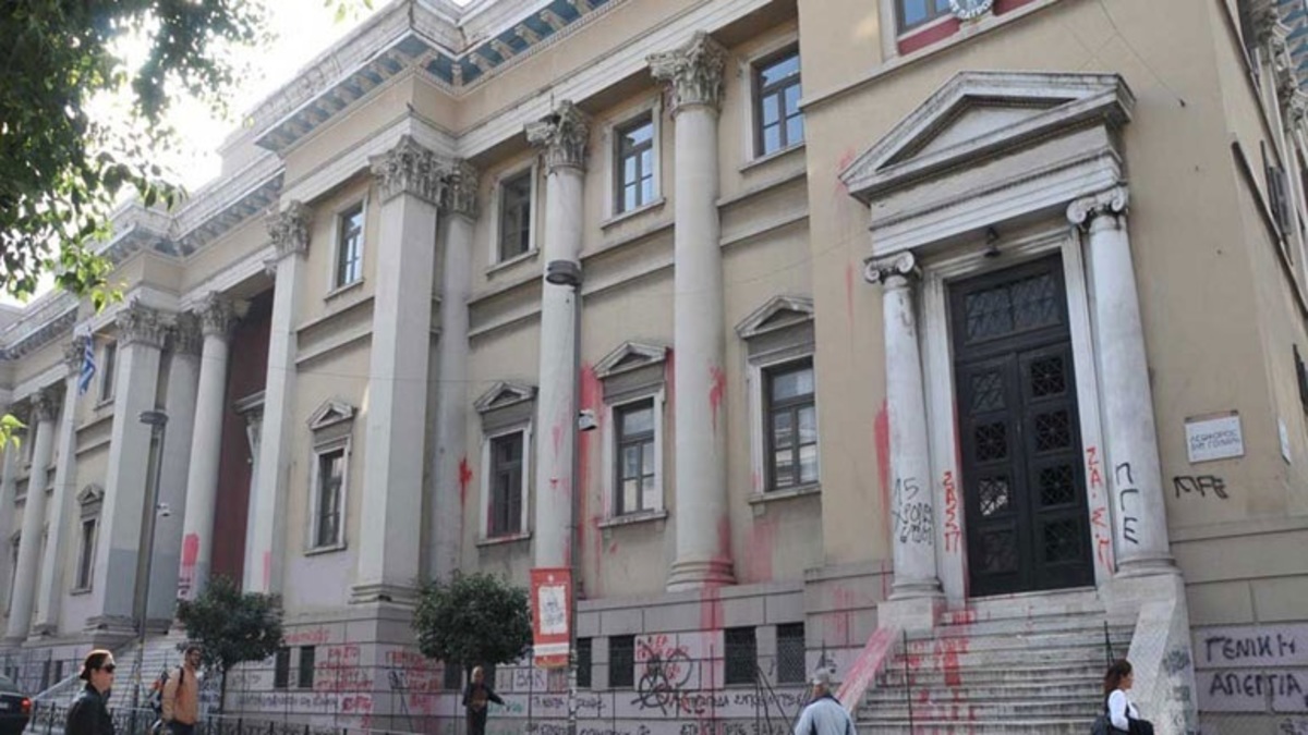 Ζάκυνθος: “Καμπάνες” για τη φωτιά στις οικονομικές υπηρεσίες του δήμου