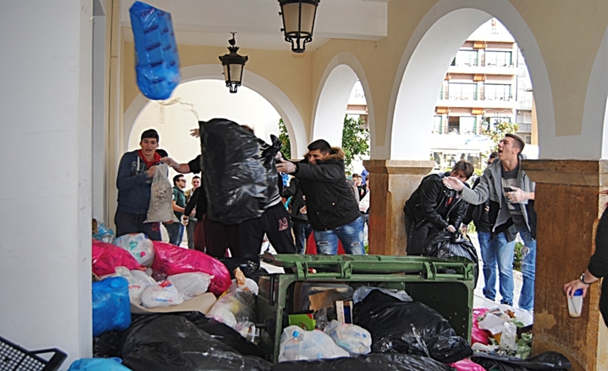 Πέταξαν σκουπίδια, αυγά και ντομάτες στο Δημαρχείο Ζακύνθου! [pics, vid]