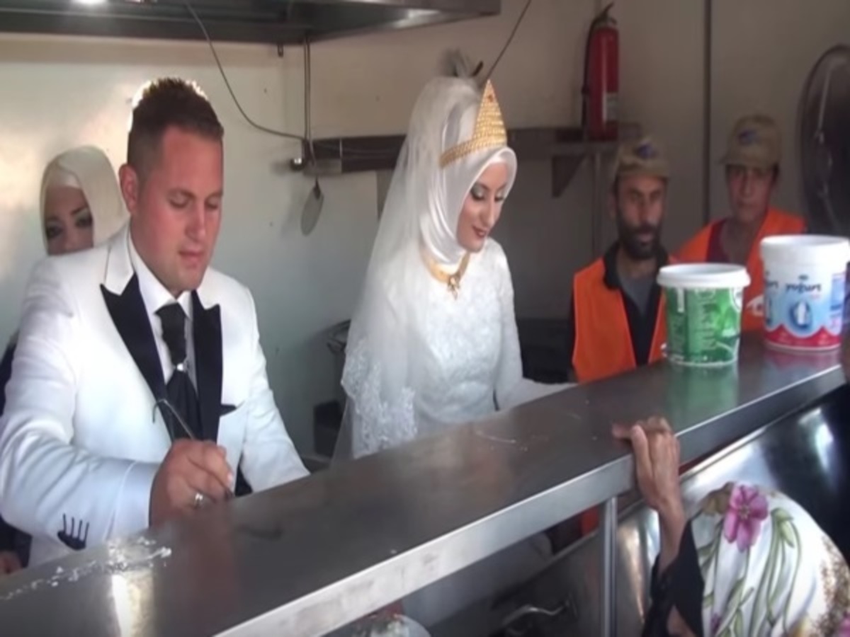 Αυτοί οι νεόνυμφοι θα σας συγκινήσουν! ΒΙΝΤΕΟ