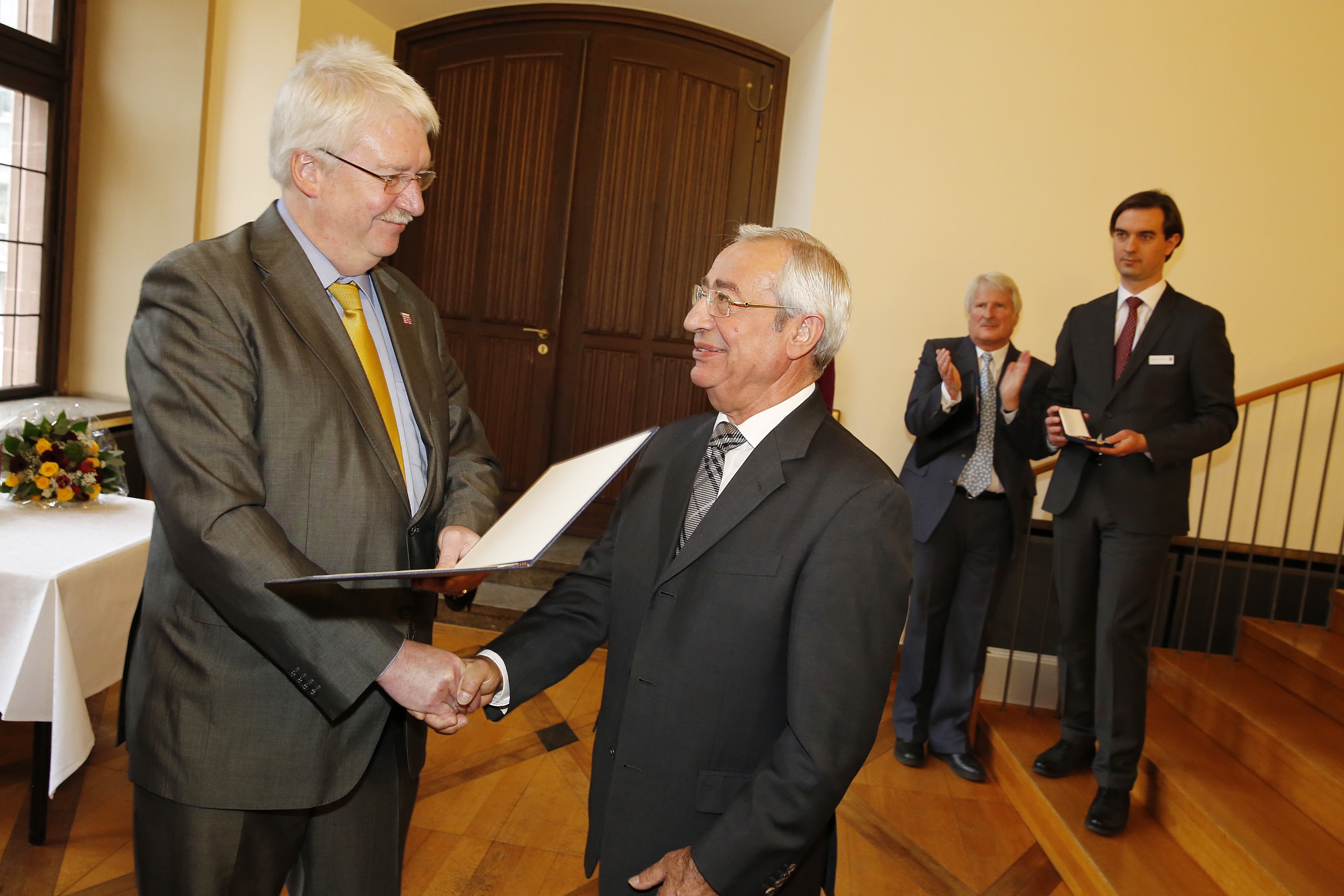 Γερμανία: Παράσημο στον Έλληνα που αφιέρωσε τη ζωή του στην υποστήριξη των μεταναστών