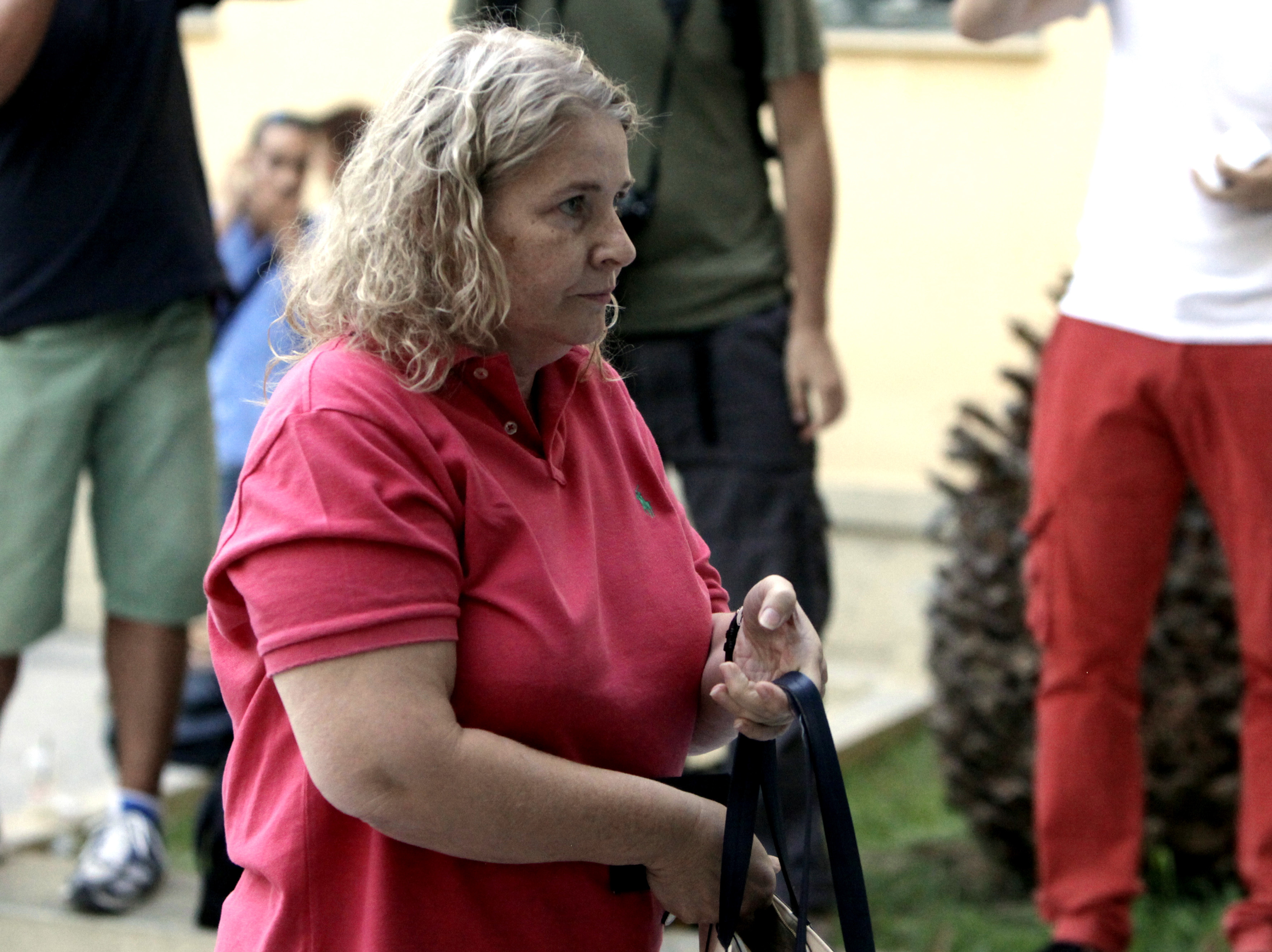 Η στιγμή που η Ελένη Ζαρούλια φτύνει δημοσιογράφο του Star (VIDEO)