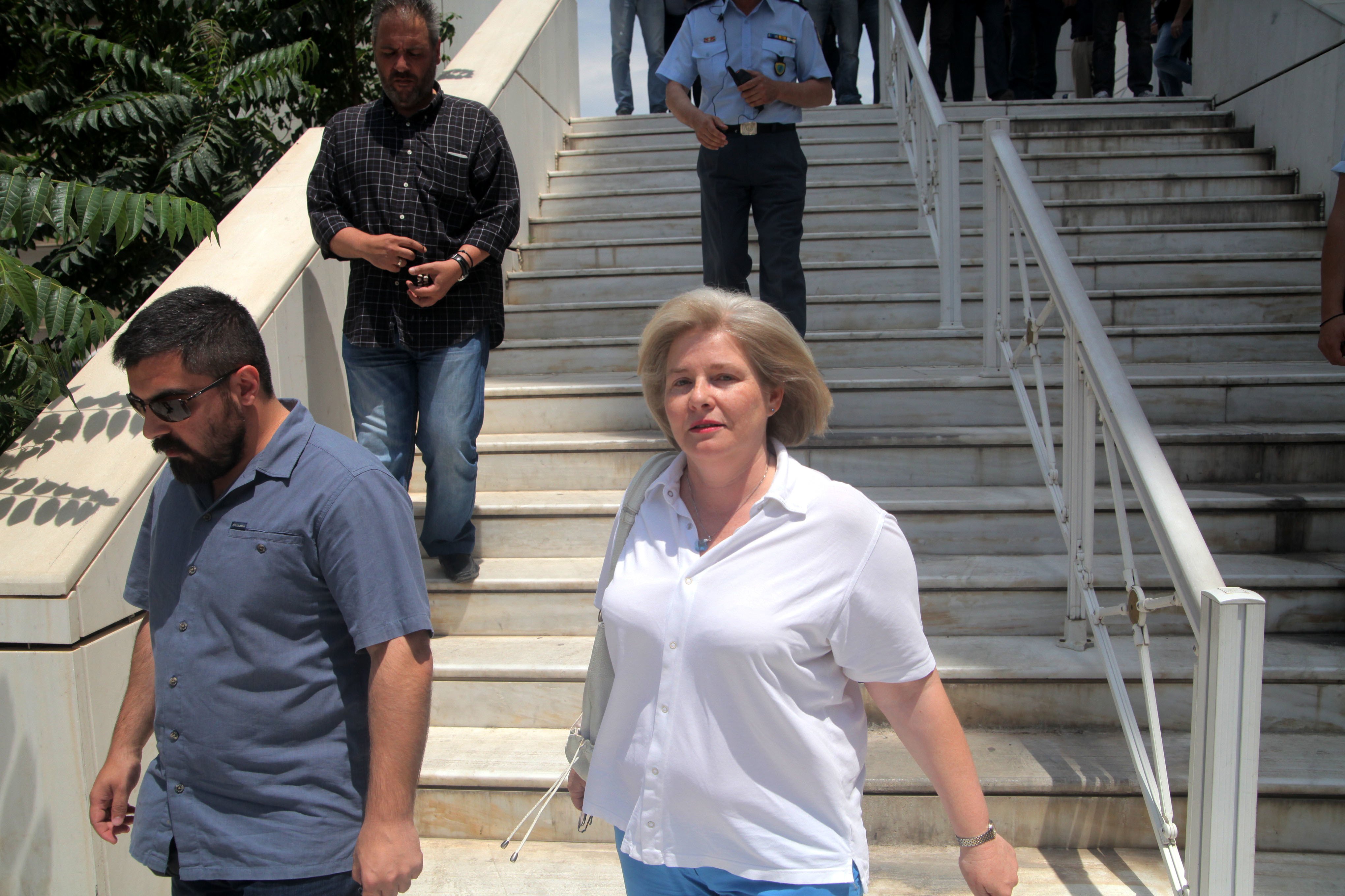 Διχάζει ανακρίτριες – εισαγγελέα η Ζαρούλια: Σε κατ’ οίκον περιορισμό μέχρι να αποφασίσει το δικαστικό συμβούλιο – Ελεύθερος με όρους ο Μπαρμπαρούσης