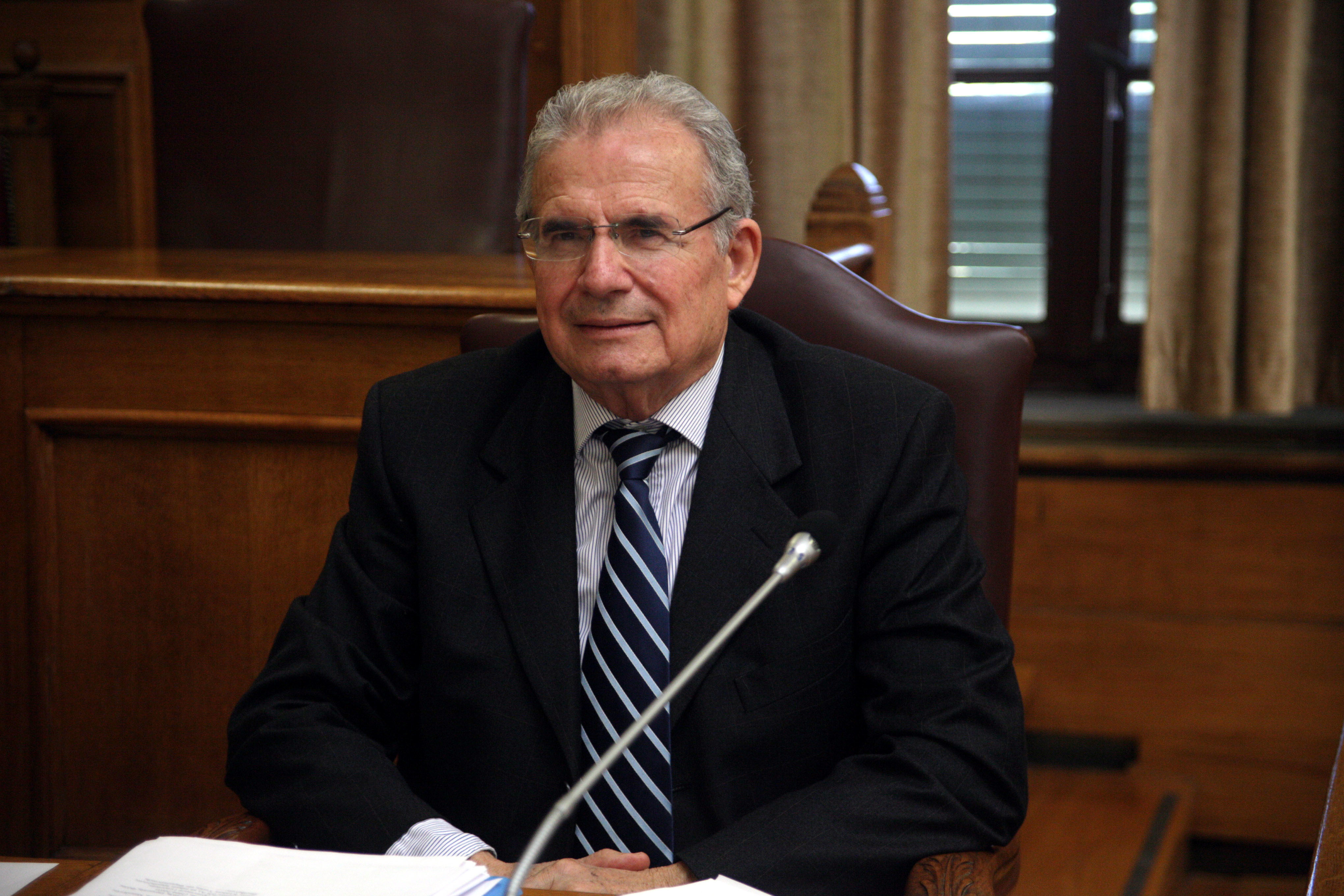 Πρόεδρος ετών 80! Σάλος στη Βουλή από το διορισμό υπερήλικα στον ΟΠΑΔ