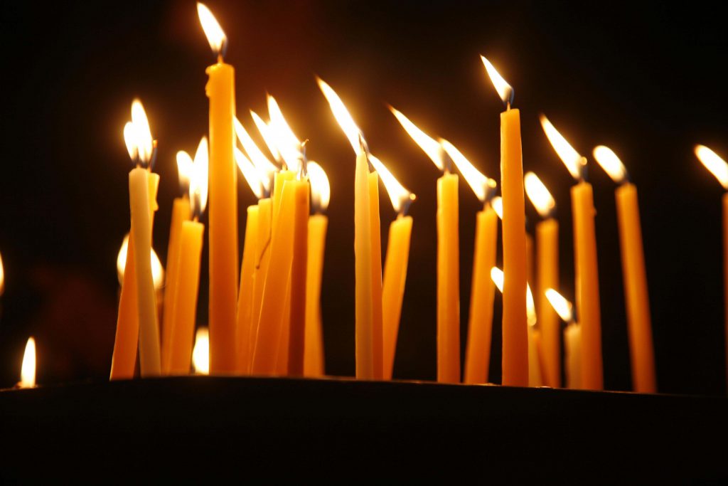 Ηλεία: Ορκωμοσία στο προαύλιο υπό το φως των κεριών!