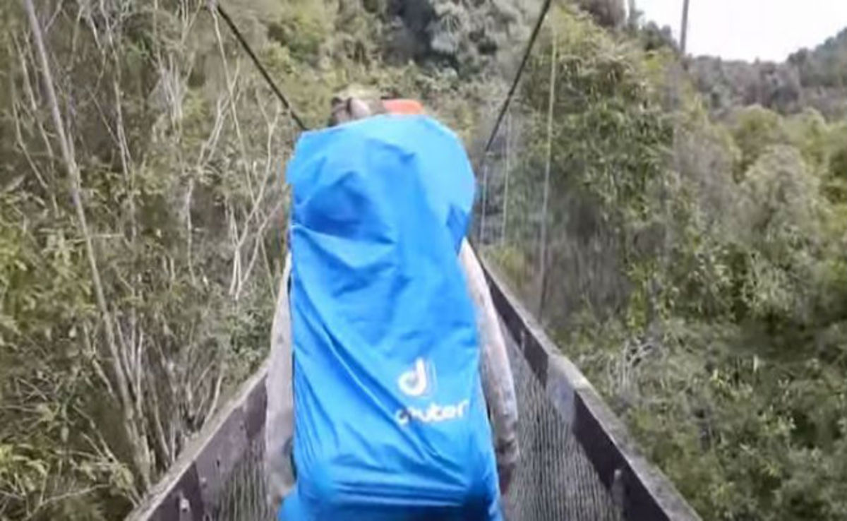 Διέσχιζαν την γέφυρα και κατέρρευσε – Δείτε το απίστευτο βίντεο!