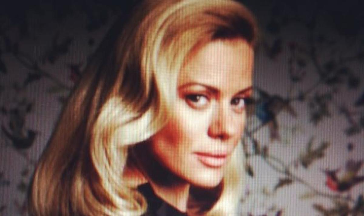 Δείτε τη Ζέτα Μακρυπούλια να ποζάρει αμακιγιάριστη και κάνοντας γκριμάτσες!