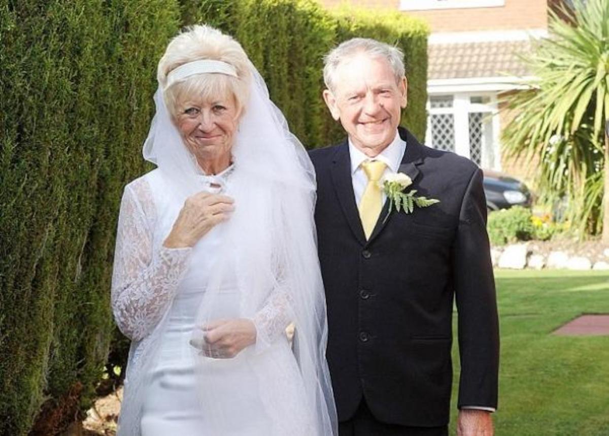 Νύφη και γαμπρός γιόρτασαν 50 χρόνια γάμου φορώντας το ίδιο νυφικό και το ίδιο κοστούμι!