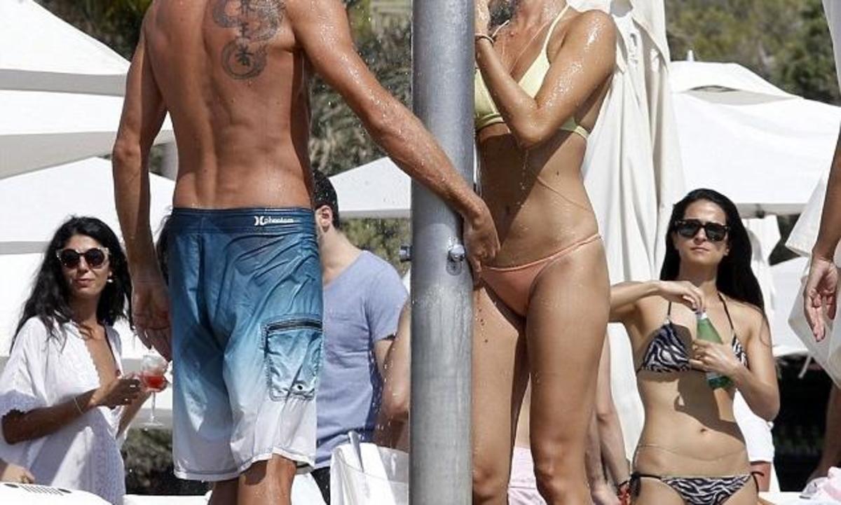 Το ζευγάρι που τράβηξε πάνω του τα βλέμματα όλων των λουόμενων (φωτό)