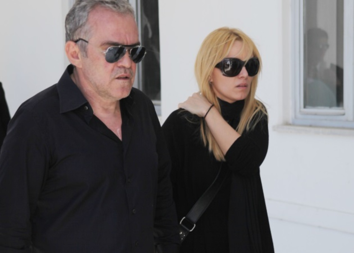 Συντετριμμένη η Πέγκυ Ζήνα στην κηδεία της πεθεράς της