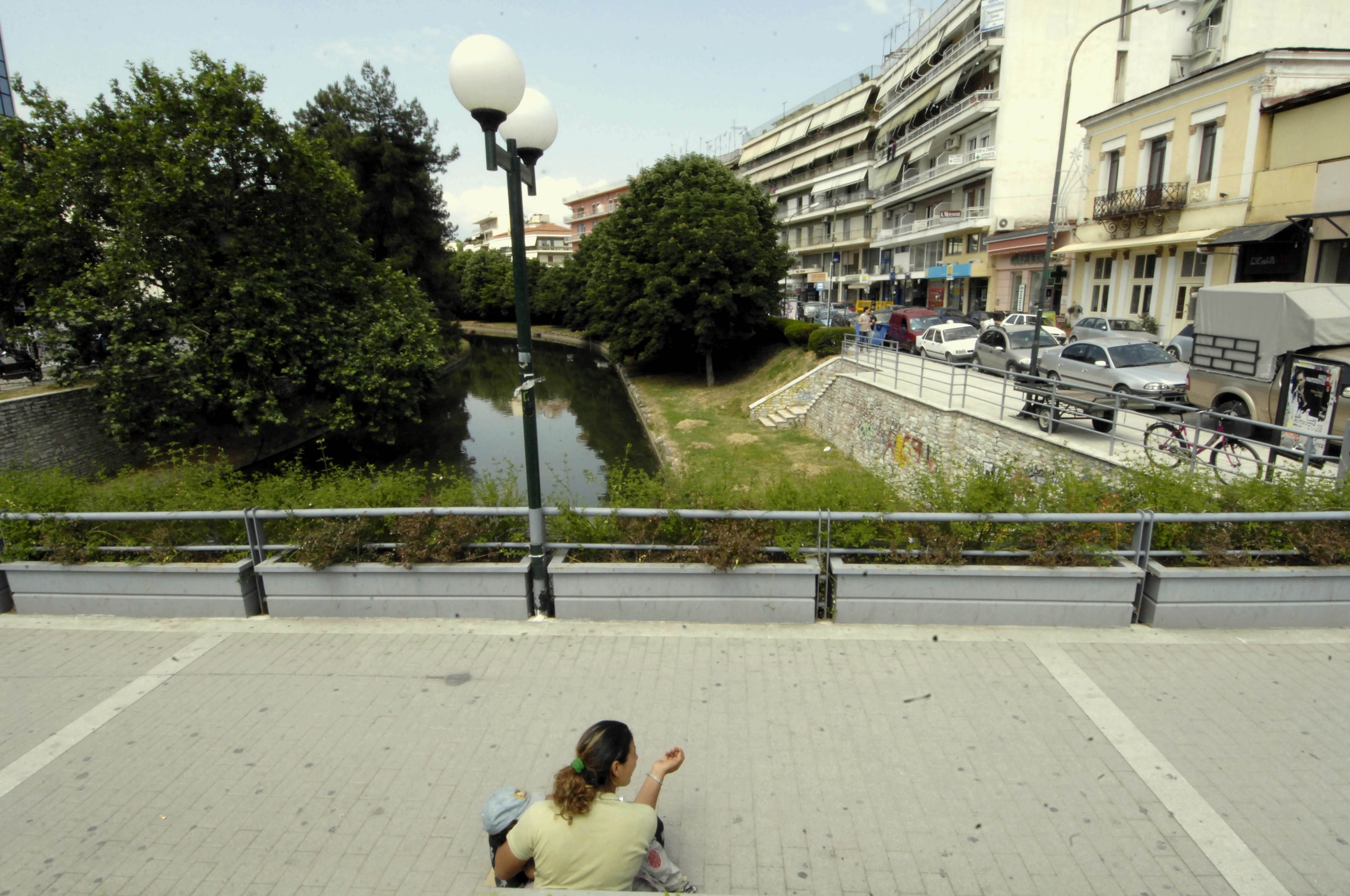 Πάτρα: Μάνα ανάγκαζε τα τρία ανήλικα παιδιά της να ζητιανεύουν