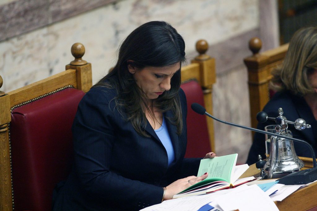 “Οφθαλμαπάτη” η εισβολή κατά τη Ζωή Κωνσταντοπούλου – “Ουδέν ανησυχητικό από τη διαμαρτυρία των 15 πολιτών”