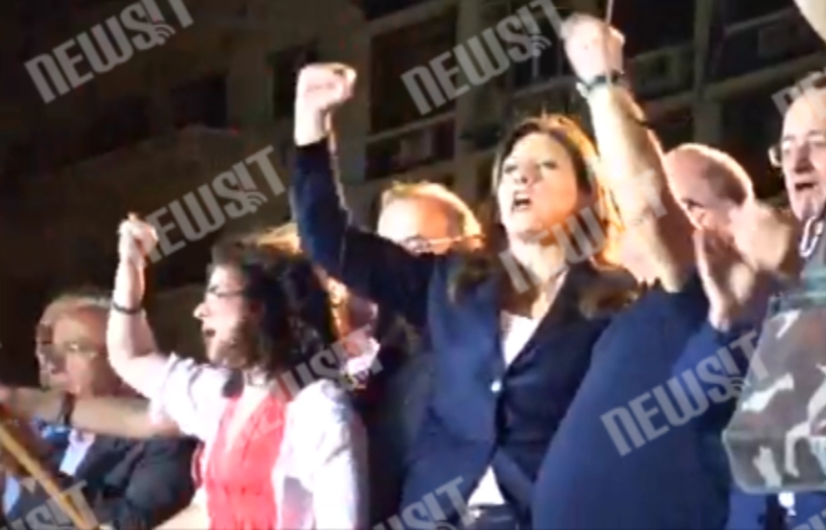 Η Ζωή Κωνσταντοπούλου τραγουδάει