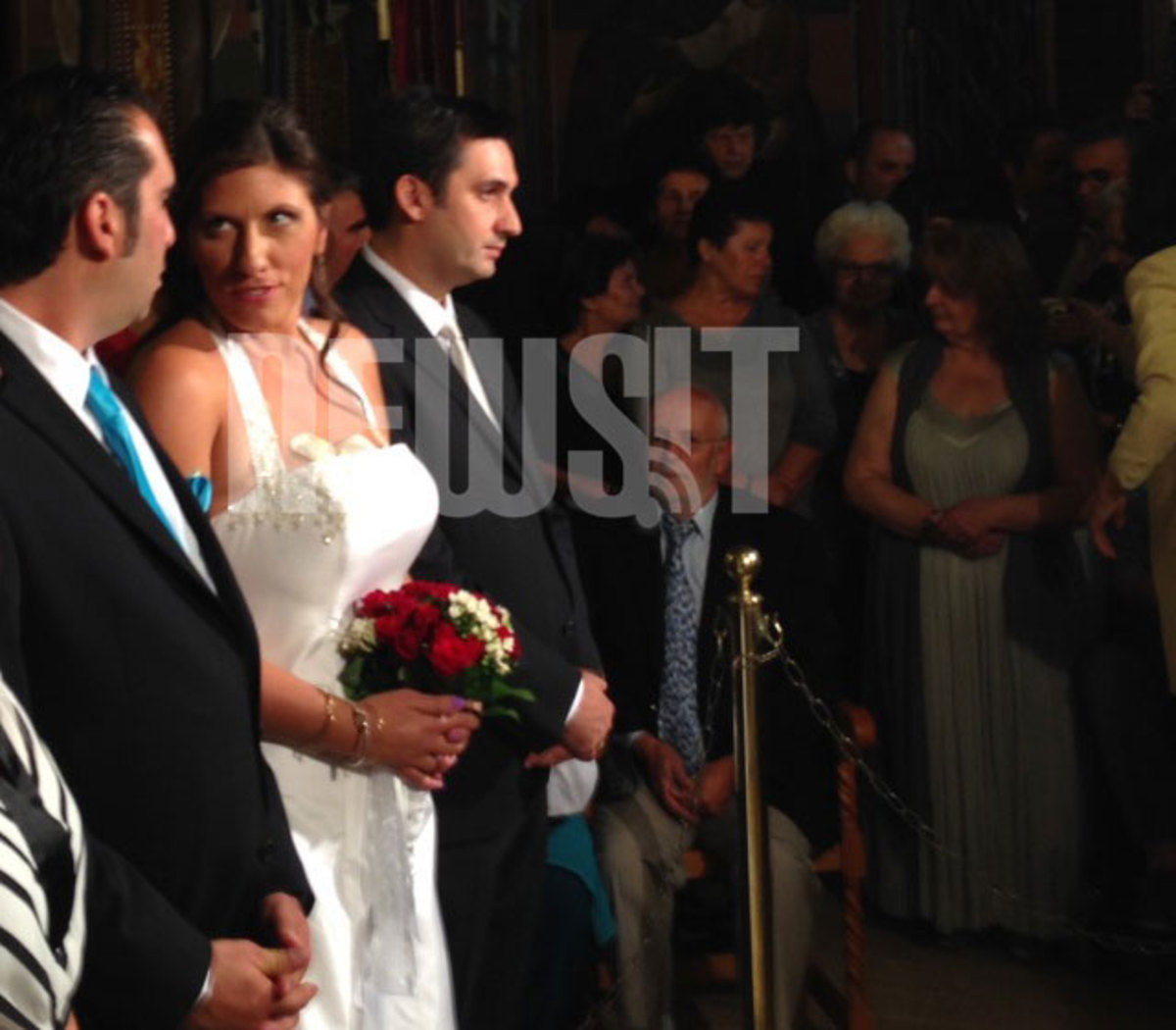 Το NewsIt στο γάμο της Ζωής Κωνσταντοπούλου με τον Απόστολο Μαντή – Πάνω από μια ώρα έστησε η νύφη τον γαμπρό!