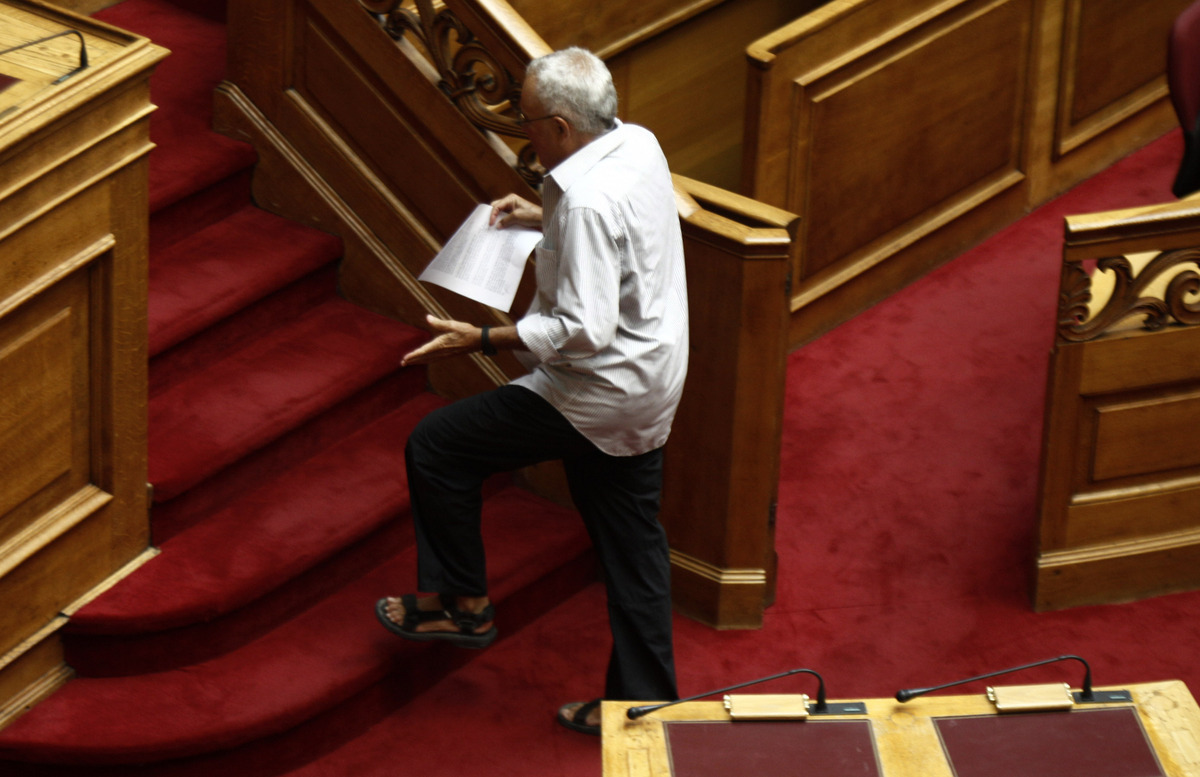 Με πέδιλο στη Βουλή ο Κώστας Ζουράρις [pics]