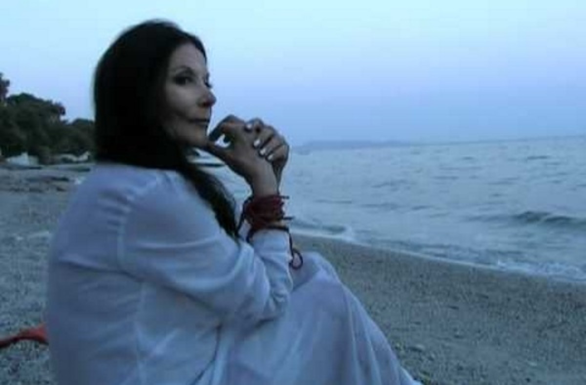 Πασίγνωστος τραγουδιστής παρακολουθούσε την Ζωζώ Σαπουντζάκη να αλλάζει μαγιό στην Κινέτα!