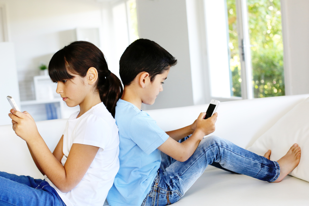 Τι να κάνετε, ως γονείς, για τον… εθισμό του παιδιού στο κινητό τηλέφωνο
