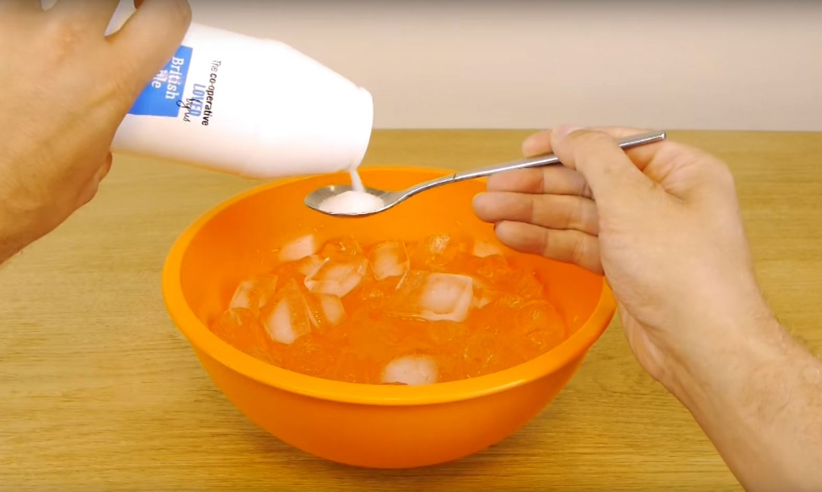 Πώς να παγώσετε κάθε ποτό μέσα σε 2 λεπτά: Δείτε τι κάνει με πάγο και… αλάτι! [vid]