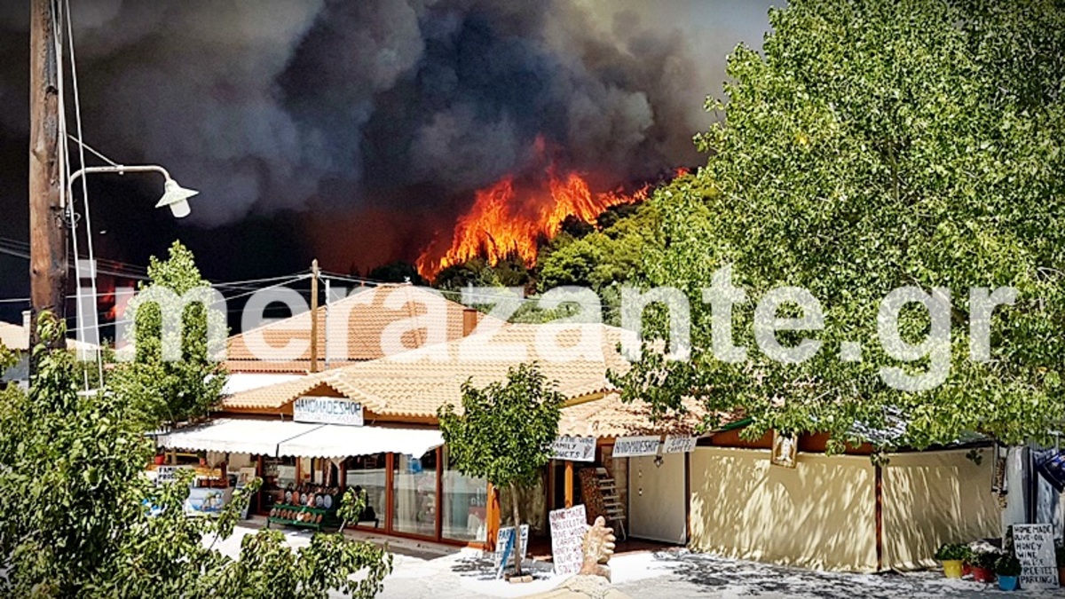 Φωτιά στη Ζάκυνθο: Καίγονται σπίτια και καταστήματα – Πανικός στην Αναφωνήτρια με εκρήξεις και κόσμο να τρέχει [pics, vids]