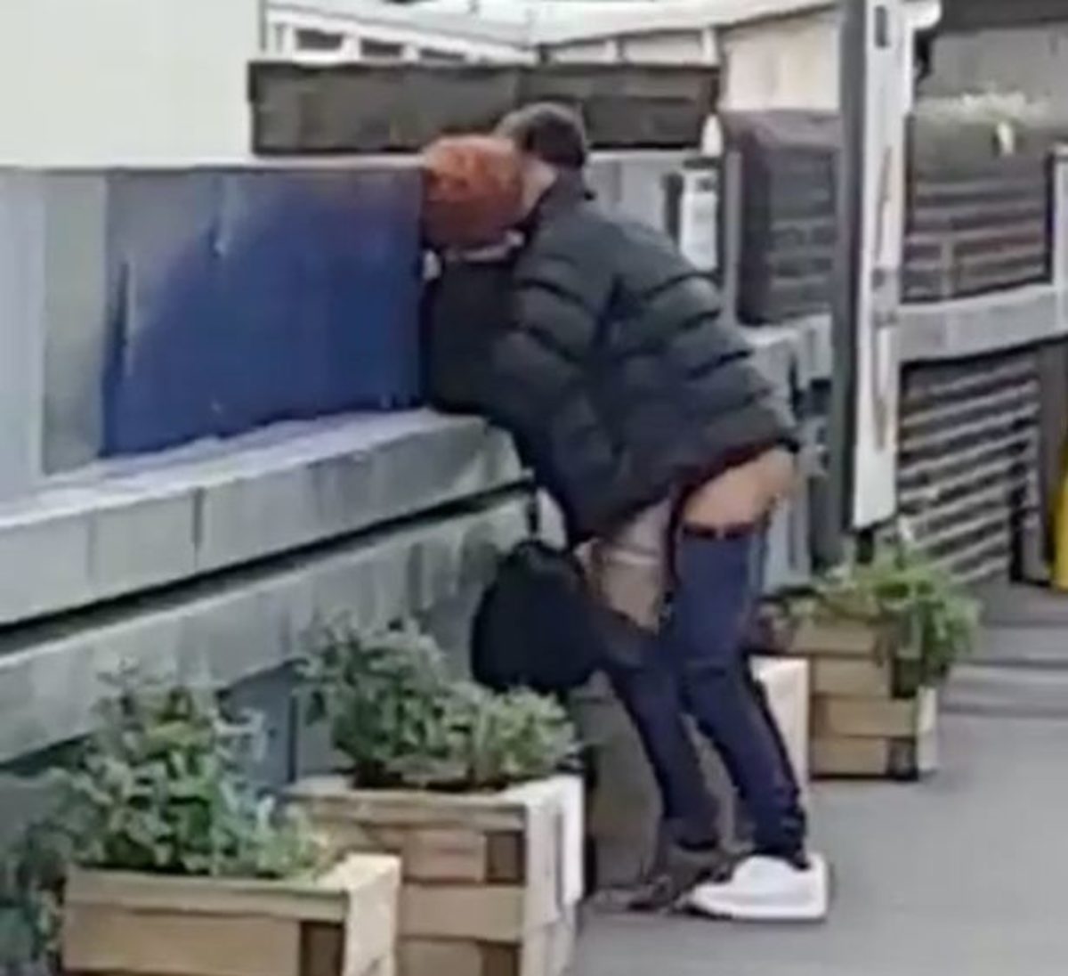 Παθιασμένο ζευγάρι έκανε σεξ μέρα μεσημέρι στον σταθμό του τρένου! [vid]