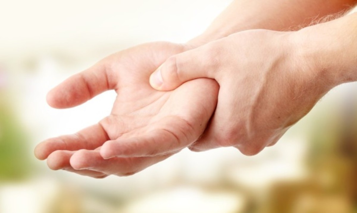 Μούδιασμα χεριών: Όλες οι πιθανές αιτίες [λίστα]