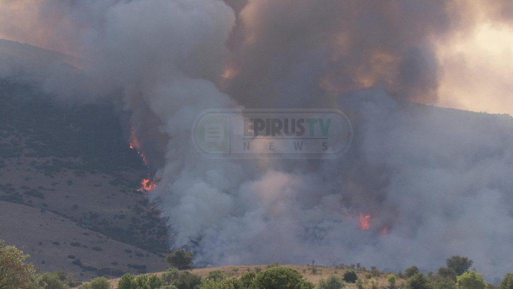 Φωτιά τώρα απειλεί το χωριό Ασβεστοχώρι στα Γιάννενα – Νέες εικόνες [pics, vids]