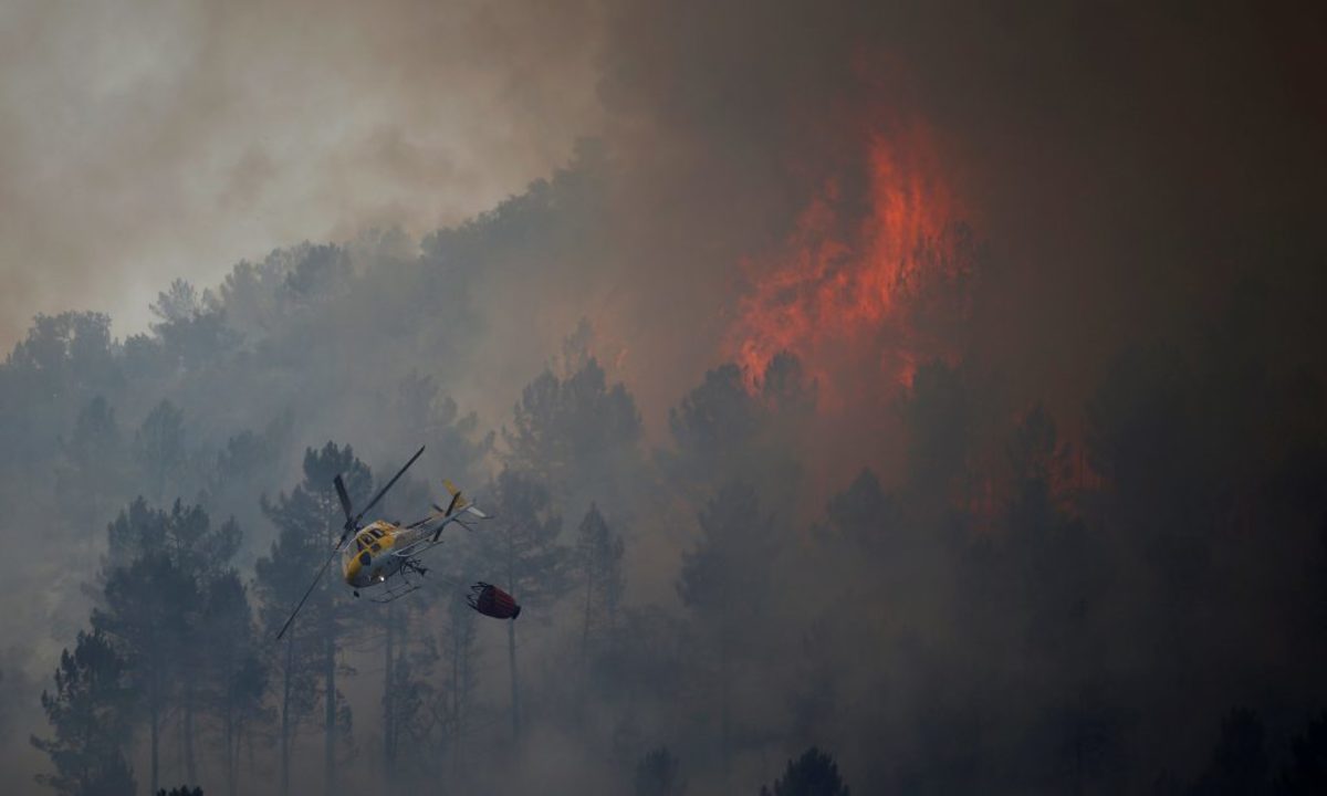 Mαίνονται οι πυρκαγιές στην κεντρική Πορτογαλία και την Κορσική