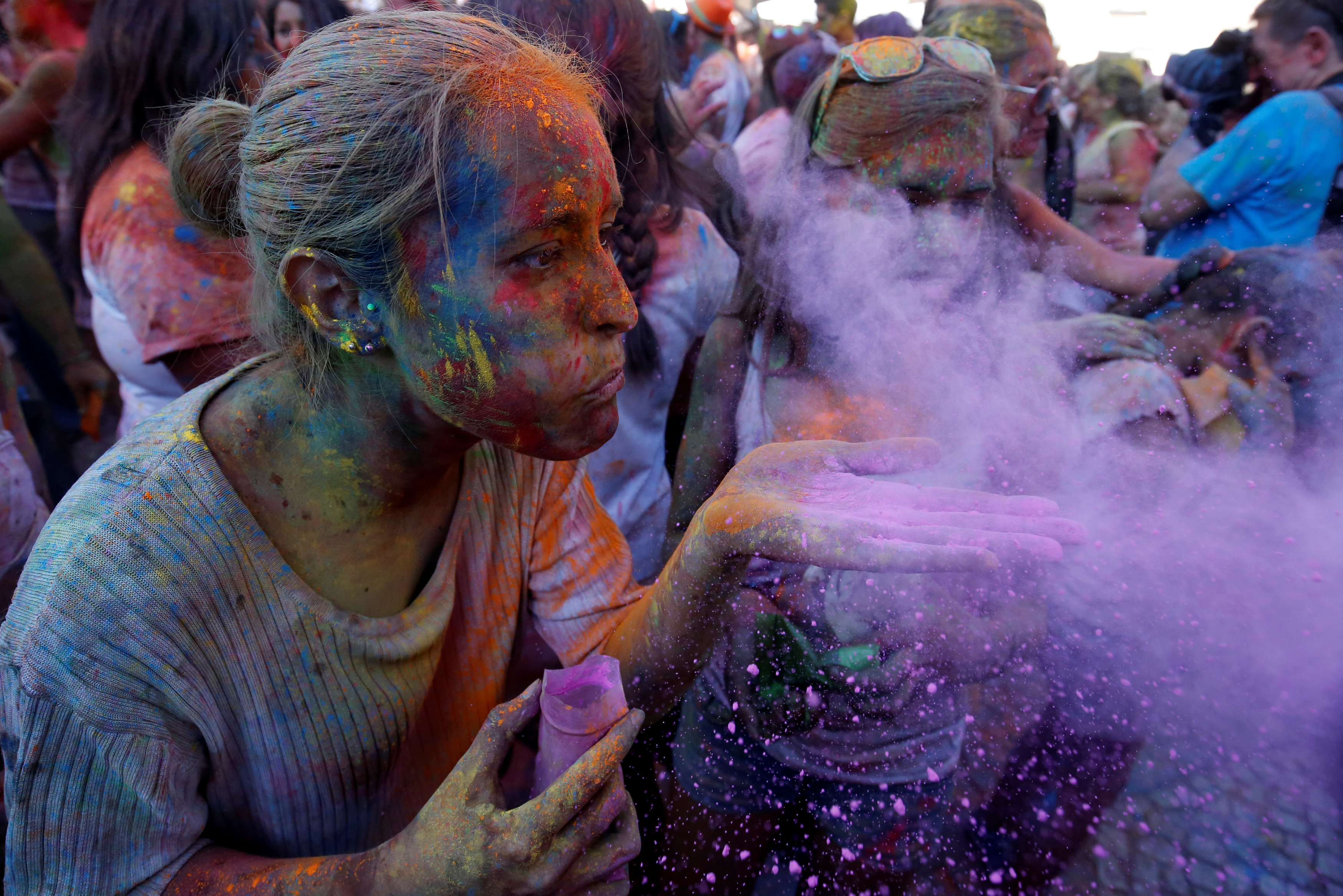 Праздник холли 2024. Праздник красок Холи. Краски Холи Индия. Праздник красок Холи в Индии. Фестиваль красок Холли.