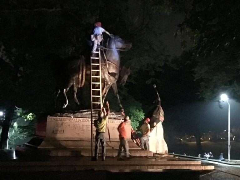 Επεισόδια στη Βιρτζίνια: Απομακρύνθηκαν τη νύχτα τα αγάλματα [pics]