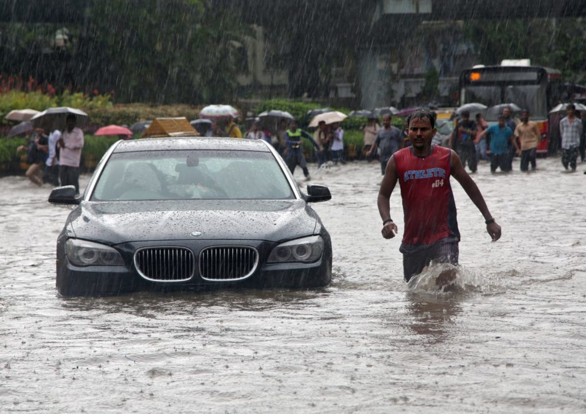 Βομβάη: “Παραλύει” από καταρρακτώδεις βροχές και πλημμύρες