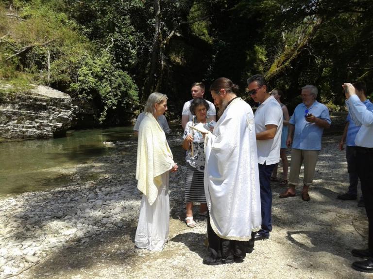 Ήρθε από την Αυστραλία για να βαπτιστεί Χριστιανή Ορθόδοξη [pics]