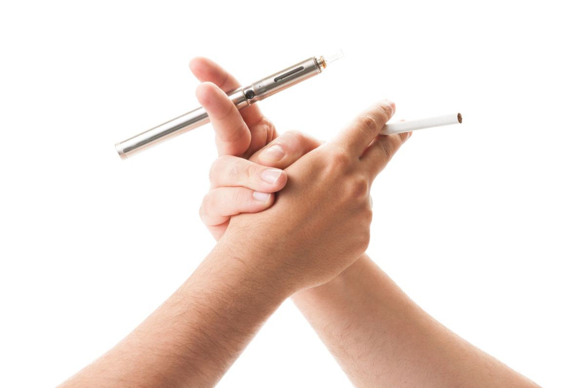 Ηλεκτρονικό τσιγάρο (VS) κανονικό τσιγάρο: Κίνδυνοι και διαφορές – Τι πρέπει να ξέρετε [vid]