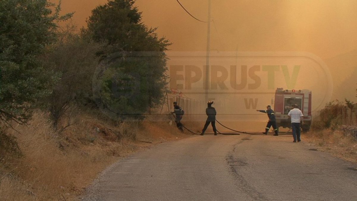 Φωτιά τώρα στα Γιάννενα: Απειλήθηκαν σπίτια στο Ασβεστοχώρι – Οι εικόνες της πυρκαγιάς [pics, vid]